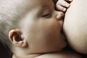 coleen-15-04-10-breast-feeding-497532527